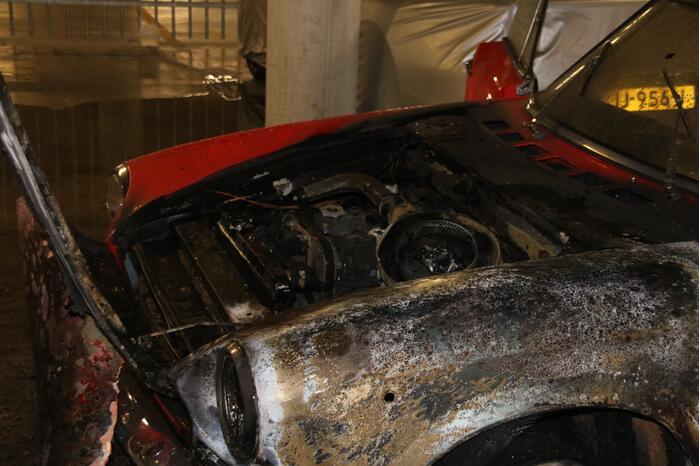 Old-timer brandt uit in parkeergarage