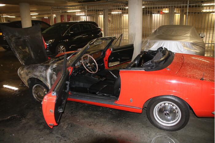 Old-timer brandt uit in parkeergarage