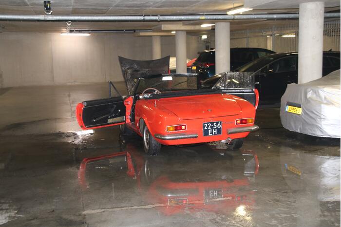 Old-timer brandt uit in parkeergarage