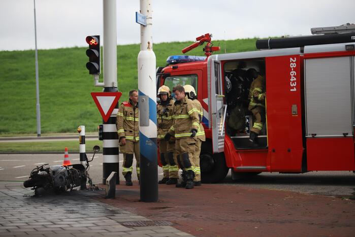 Brandweer blust brandende scooter