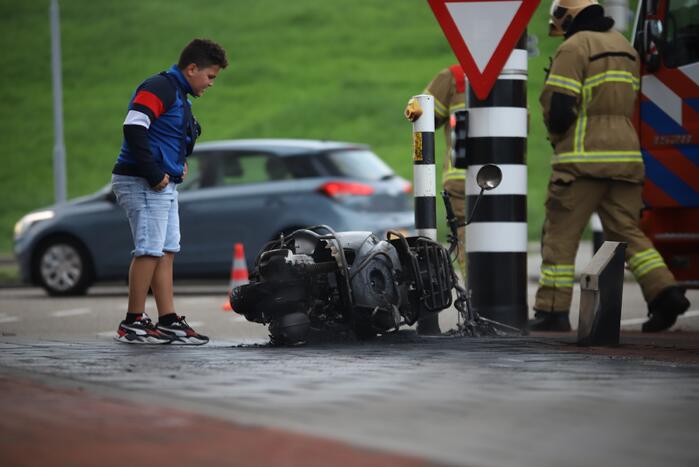 Brandweer blust brandende scooter