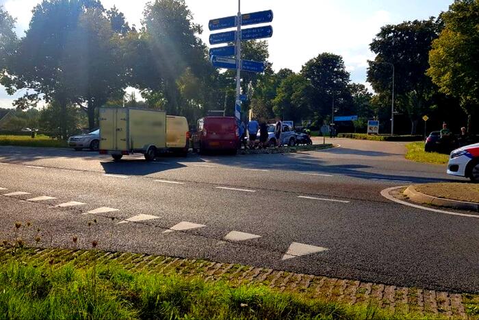 Twee bestelbussen botsen op kruising