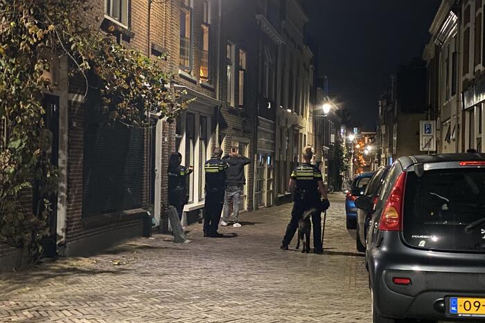 #Leeuwarden Politie houdt verdachten overval onder schot Sacramentsstraat Leeuwarden.