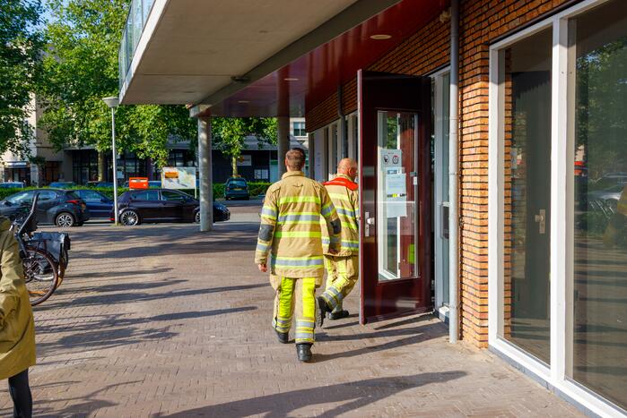 Dakdekkers zetten pand informatiewinkel Indebuurt033 vol rook