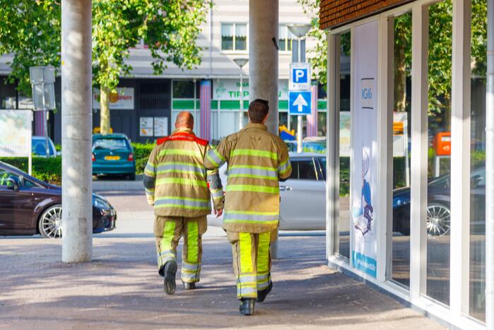 Dakdekkers zetten pand informatiewinkel Indebuurt033 vol rook