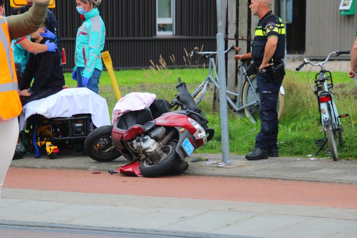 Scooterrijder gewond bij aanrijding op fietspad