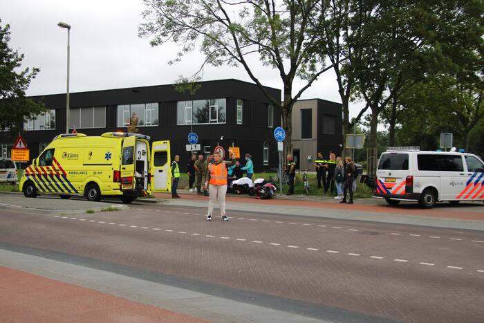 Scooterrijder gewond bij aanrijding op fietspad