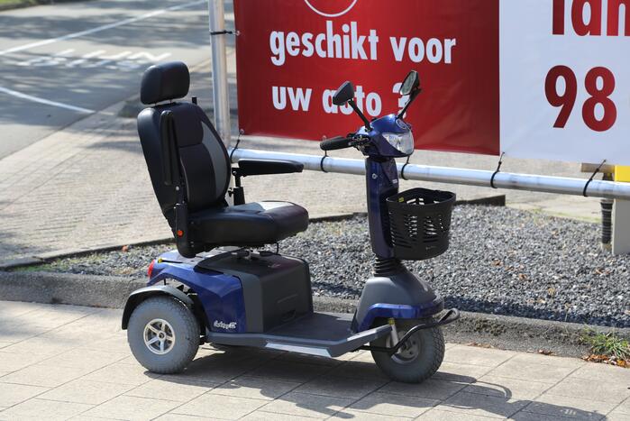 Auto botst op scootmobiel