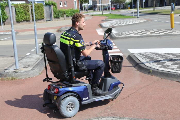 Auto botst op scootmobiel