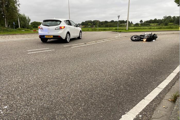 Motorrijder gewond bij botsing op rotonde