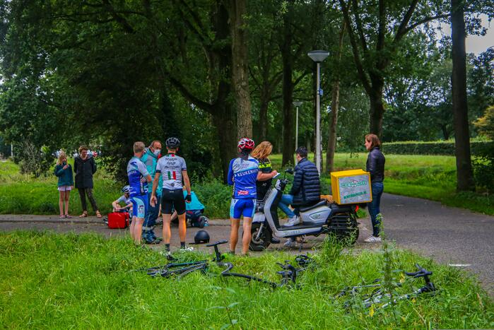 Wielrenners en scooterrijder gewond bij remactie