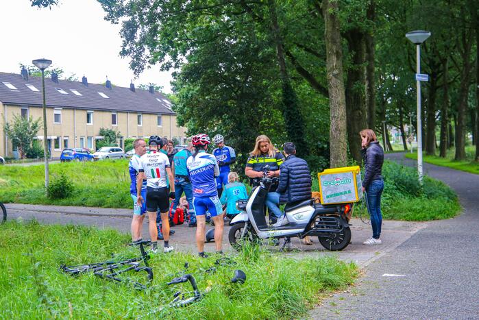 Wielrenners en scooterrijder gewond bij remactie