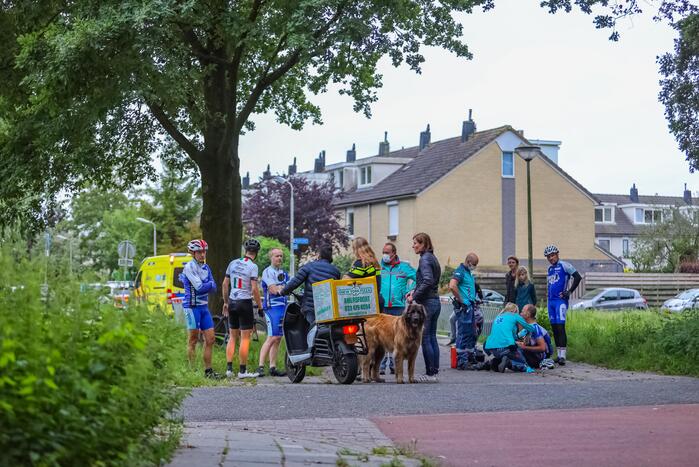 Wielrenners en scooterrijder gewond bij remactie