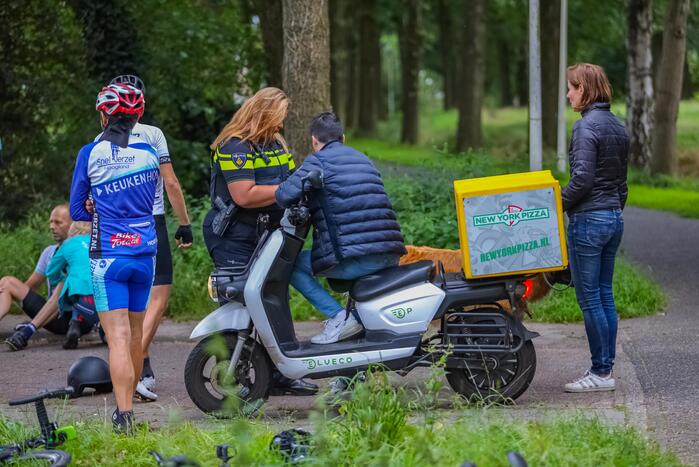 Wielrenners en scooterrijder gewond bij remactie