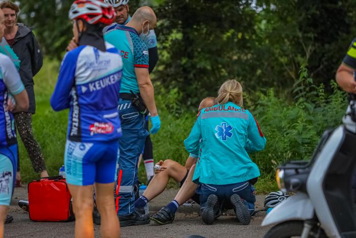 Wielrenners en scooterrijder gewond bij remactie
