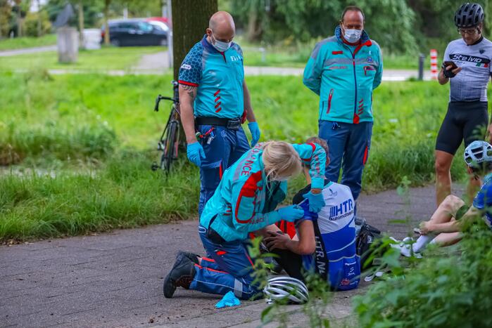 Wielrenners en scooterrijder gewond bij remactie
