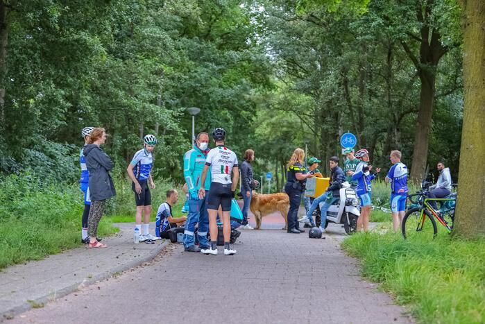 Wielrenners en scooterrijder gewond bij remactie