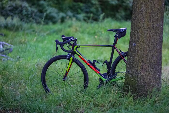 Wielrenners en scooterrijder gewond bij remactie