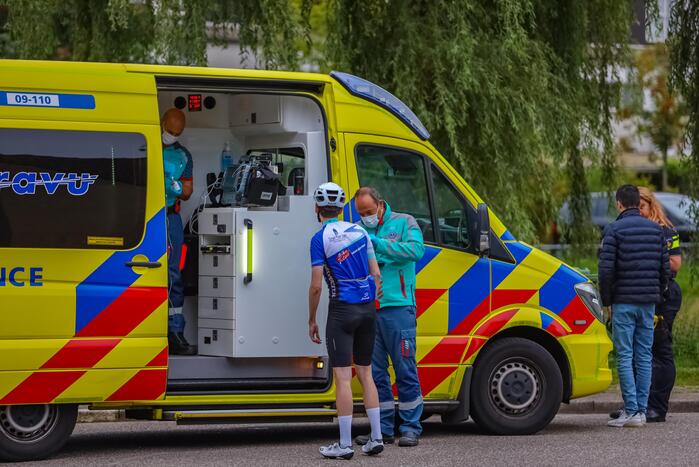 Wielrenners en scooterrijder gewond bij remactie