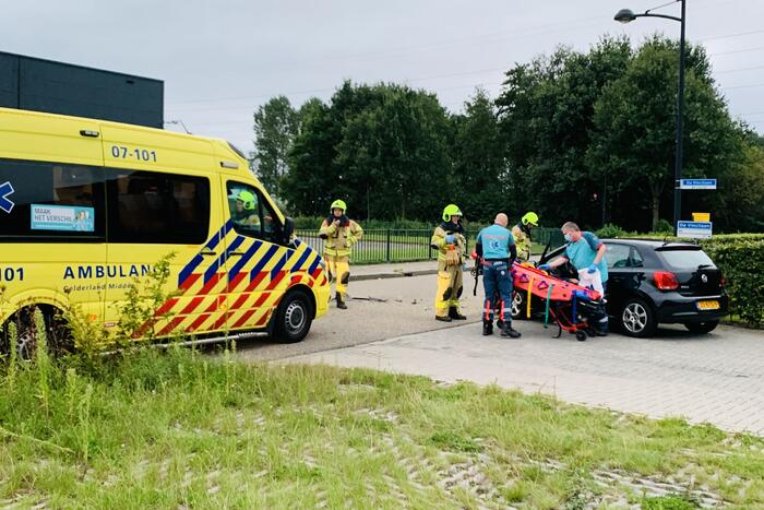Veel schade bij botsing tussen twee auto's
