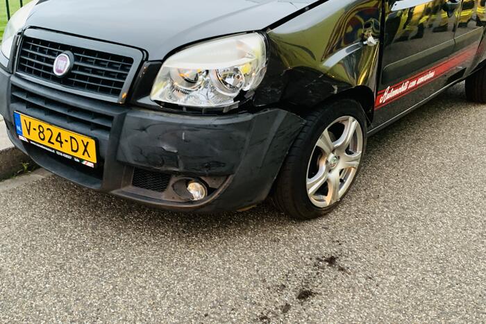 Veel schade bij botsing tussen twee auto's