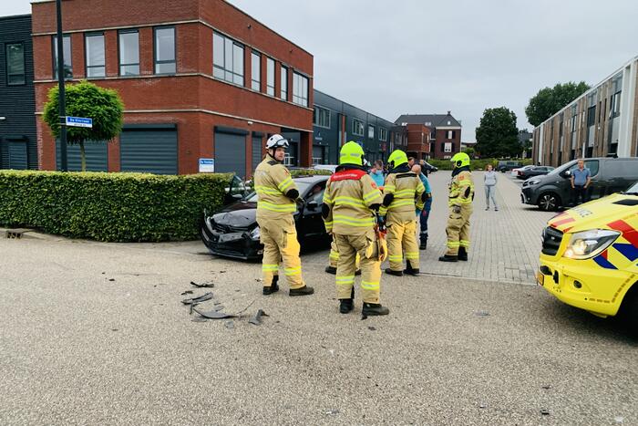 Veel schade bij botsing tussen twee auto's