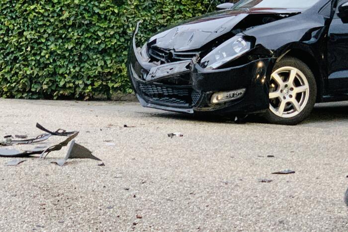 Veel schade bij botsing tussen twee auto's