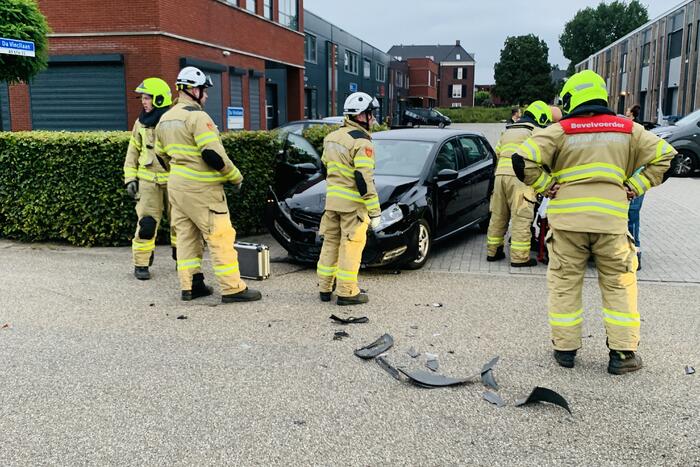 Veel schade bij botsing tussen twee auto's