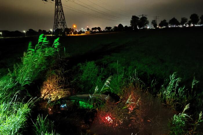 Auto belandt in sloot