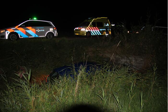 Auto belandt in sloot