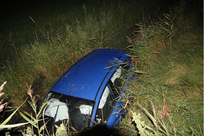 Auto belandt in sloot