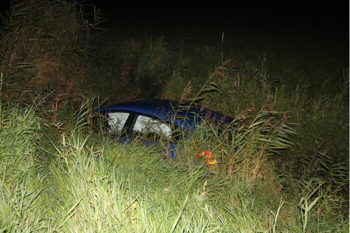 Auto belandt in sloot