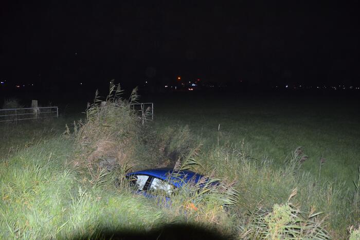 Auto belandt in sloot