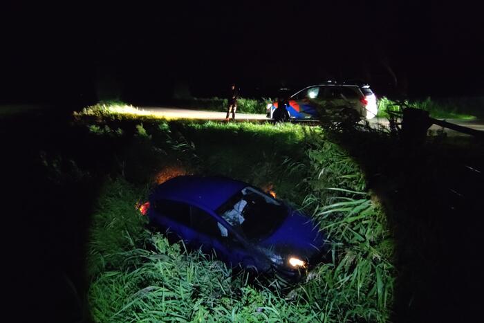 Auto belandt in sloot