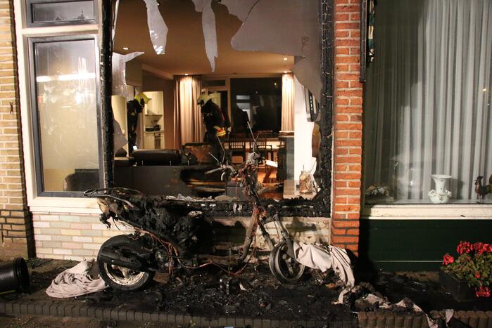 Scooterbrand slaat over na woning