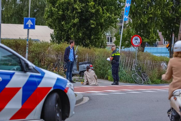 Overstekende scooterrijdster aangereden door automobilist Eemplein