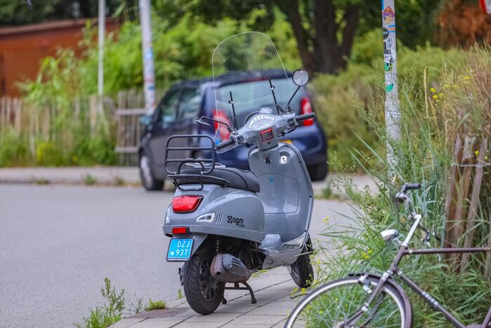 Overstekende scooterrijdster aangereden door automobilist Eemplein