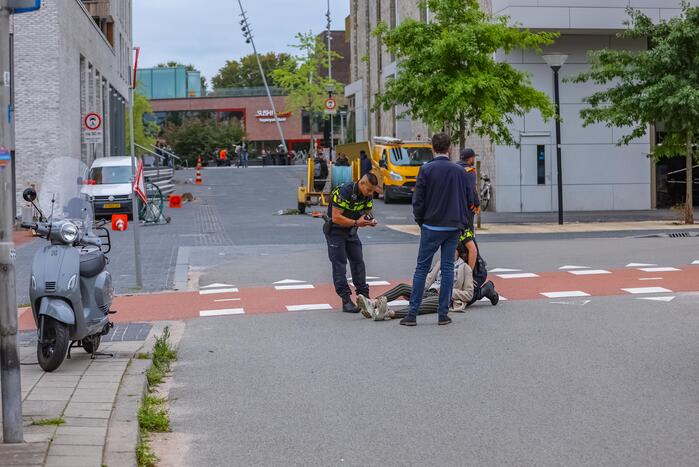 Overstekende scooterrijdster aangereden door automobilist Eemplein