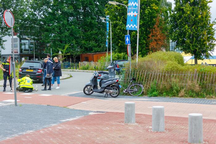 Overstekende scooterrijdster aangereden door automobilist Eemplein