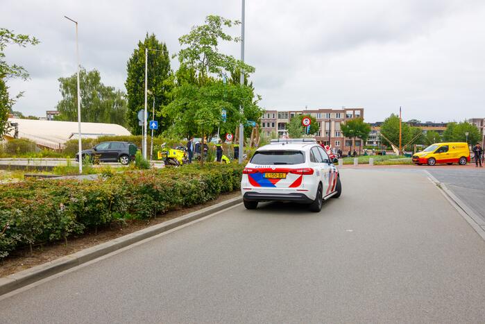Overstekende scooterrijdster aangereden door automobilist Eemplein