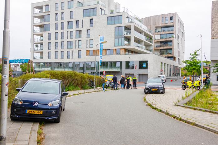 Overstekende scooterrijdster aangereden door automobilist Eemplein