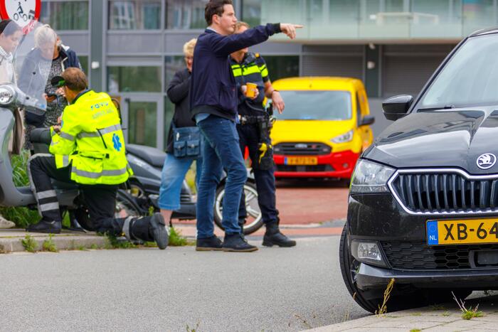 Overstekende scooterrijdster aangereden door automobilist Eemplein
