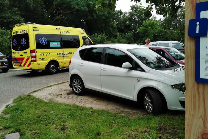 Botsing tijdens inparkeren op parkeerplaats