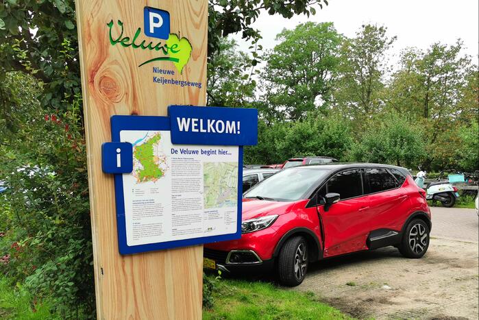 Botsing tijdens inparkeren op parkeerplaats