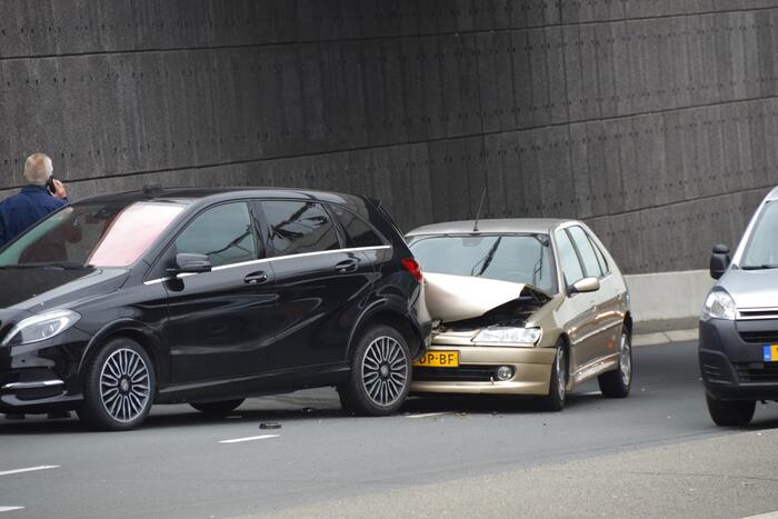 Flinke schade bij botsing M C Escher Akwaduct
