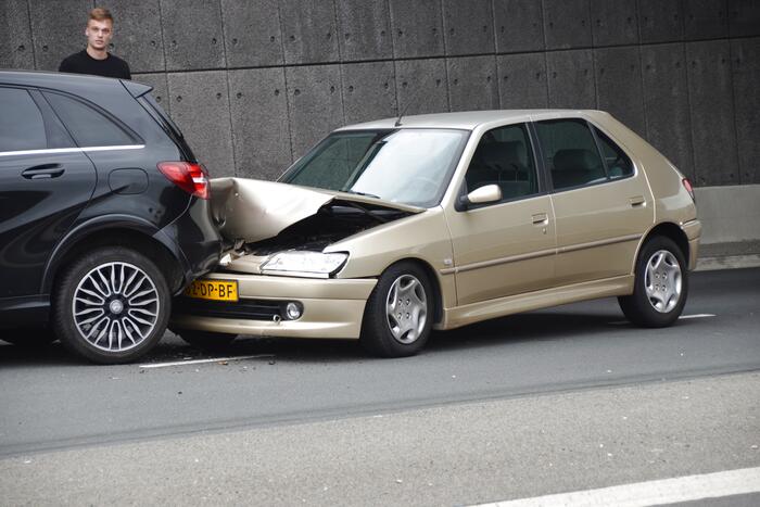 Flinke schade bij botsing M C Escher Akwaduct