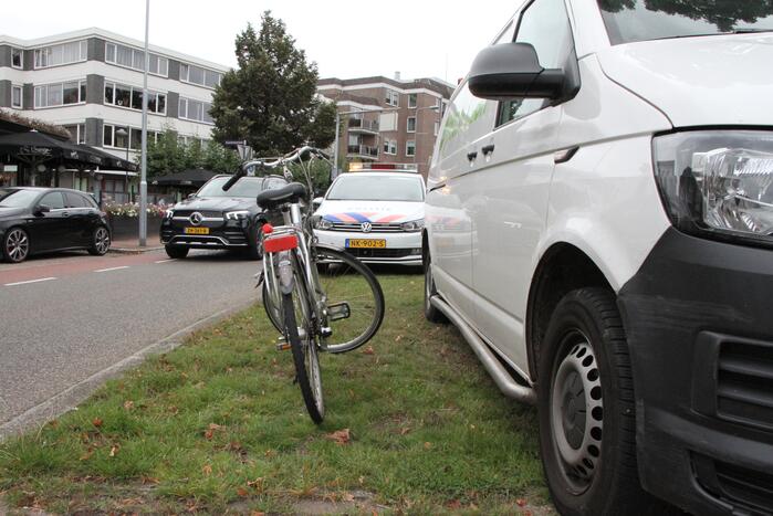 Vrouw gewond bij botsing met bestelbus