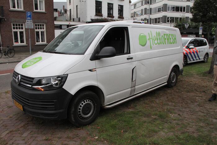 Vrouw gewond bij botsing met bestelbus