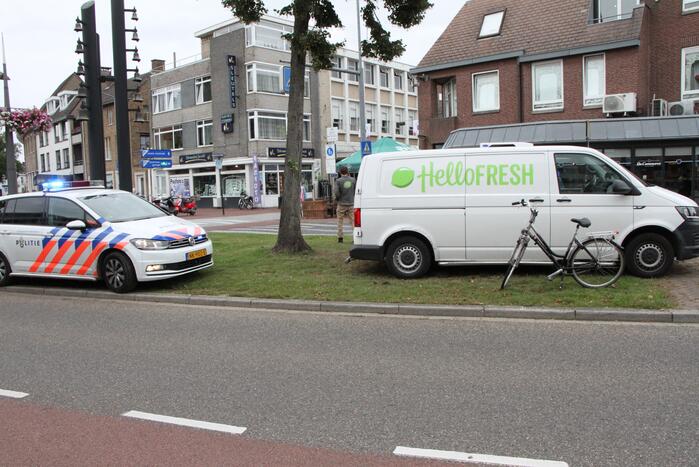 Vrouw gewond bij botsing met bestelbus
