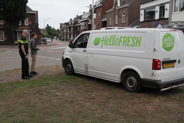 Vrouw gewond bij botsing met bestelbus